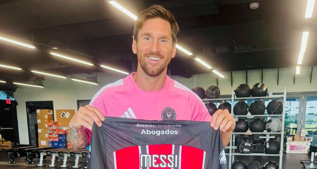 La historia detrás de la foto de Lionel Messi con una camiseta donde se destaca una influyente firma de Funes 